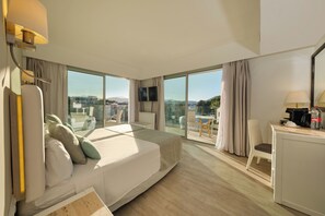 Een minibar, een bureau, verduisterende gordijnen, geluiddichte muren