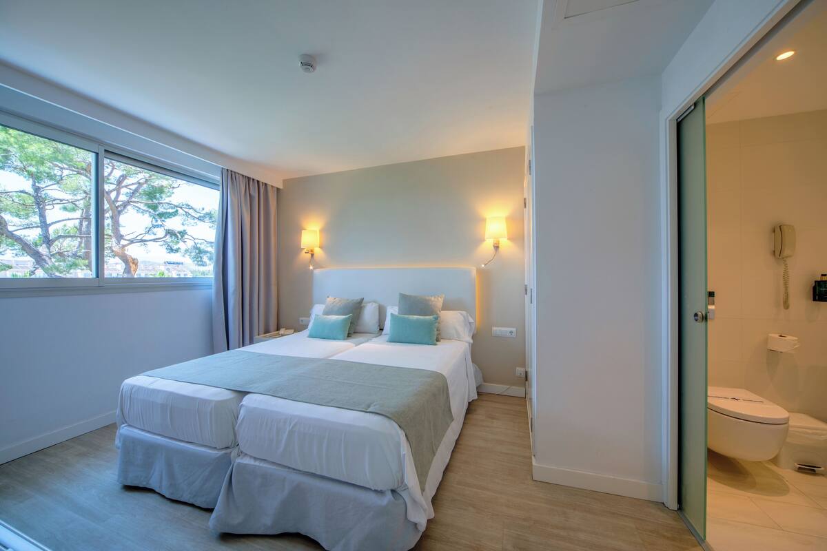 Minibar, desk, blackout drapes, soundproofing