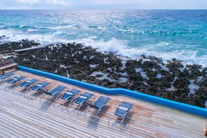 Petit déjeuner, déjeuner et dîner servis sur place, vue sur la piscine