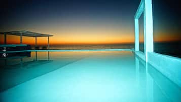 Piscina all'aperto, lettini