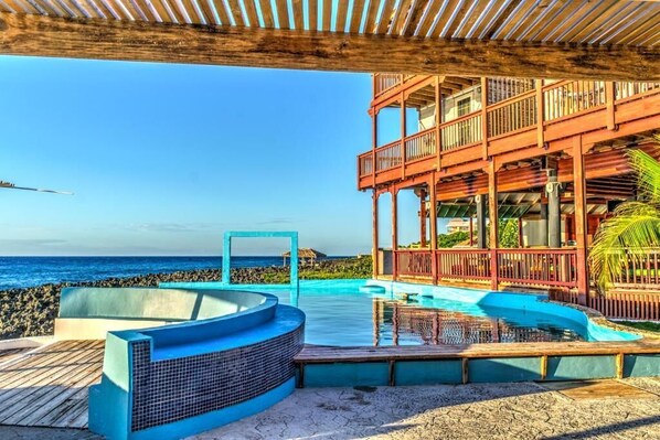 Exterior - Lands End (Roatan)
