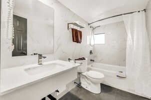 標準客房, 1 張加大雙人床, 非吸煙房 | 浴室 | 花灑/浴缸組合、免費梳洗用品、風筒、提供毛巾