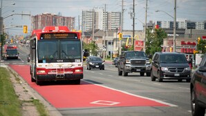 Um ônibus com a linha 850 trafegando em uma rua da cidade.