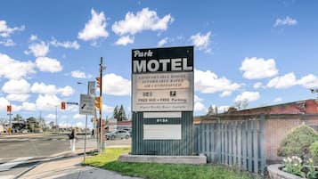 A motel sign with amenities like comfortable rooms, affordable rates, air conditioning, free wifi, and free parking.