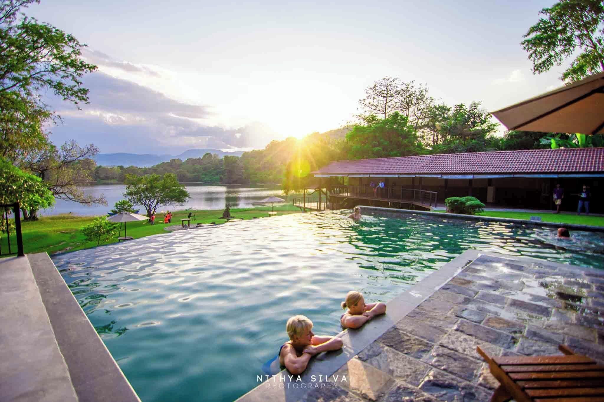 室外游泳池，開放時間為 06:30 至 20:00，提供泳池遮陽傘和救生員