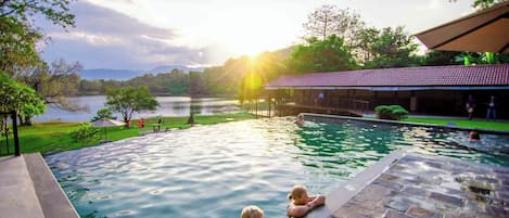 AuĂenpool, geöffnet von 06:30 Uhr bis 20:00 Uhr, Sonnenschirme