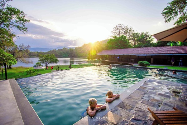 Piscina a l'aire lliure (horari: 06:30-20:00) i para-sols