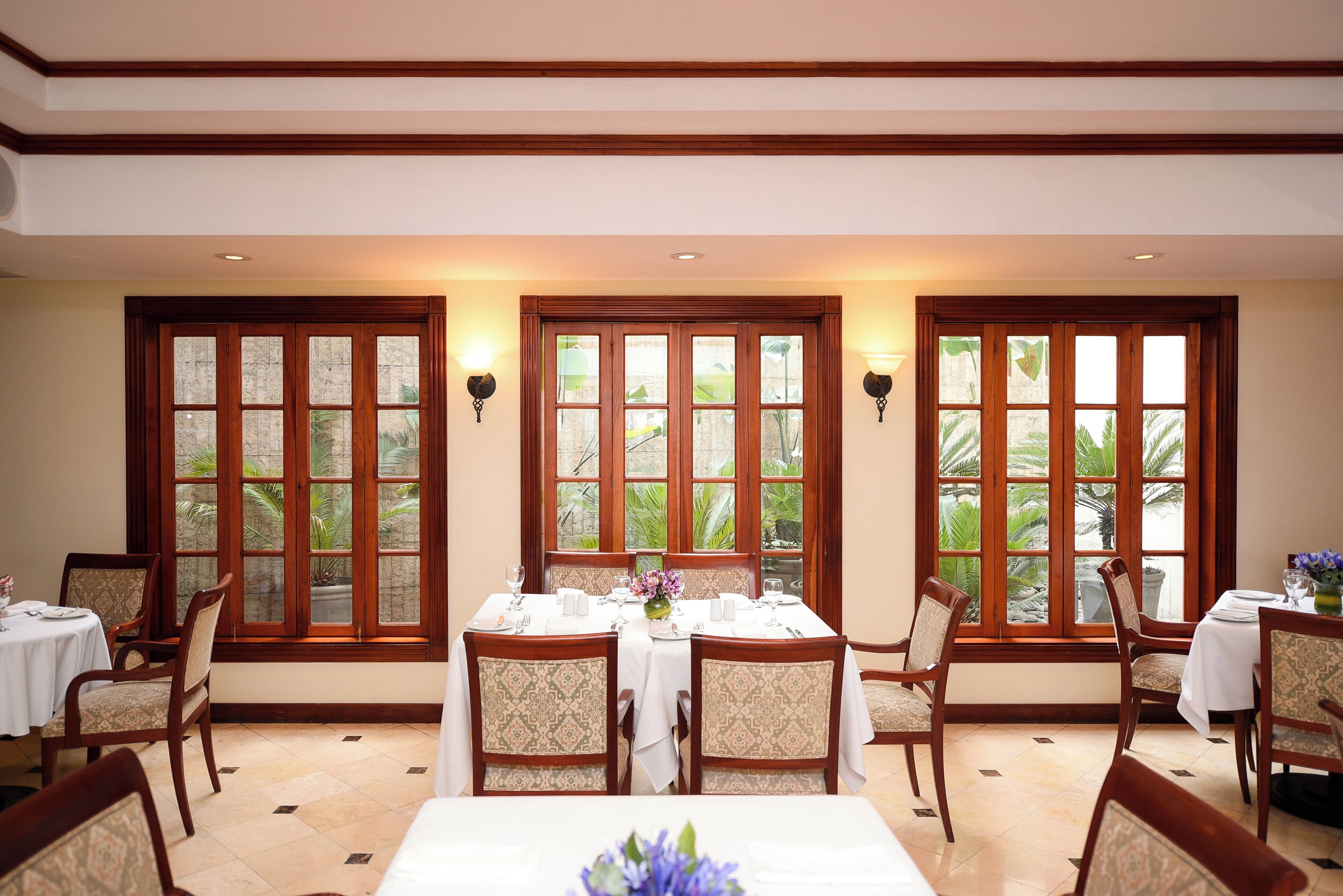 breakfast, lunch, dinner served; international cuisine