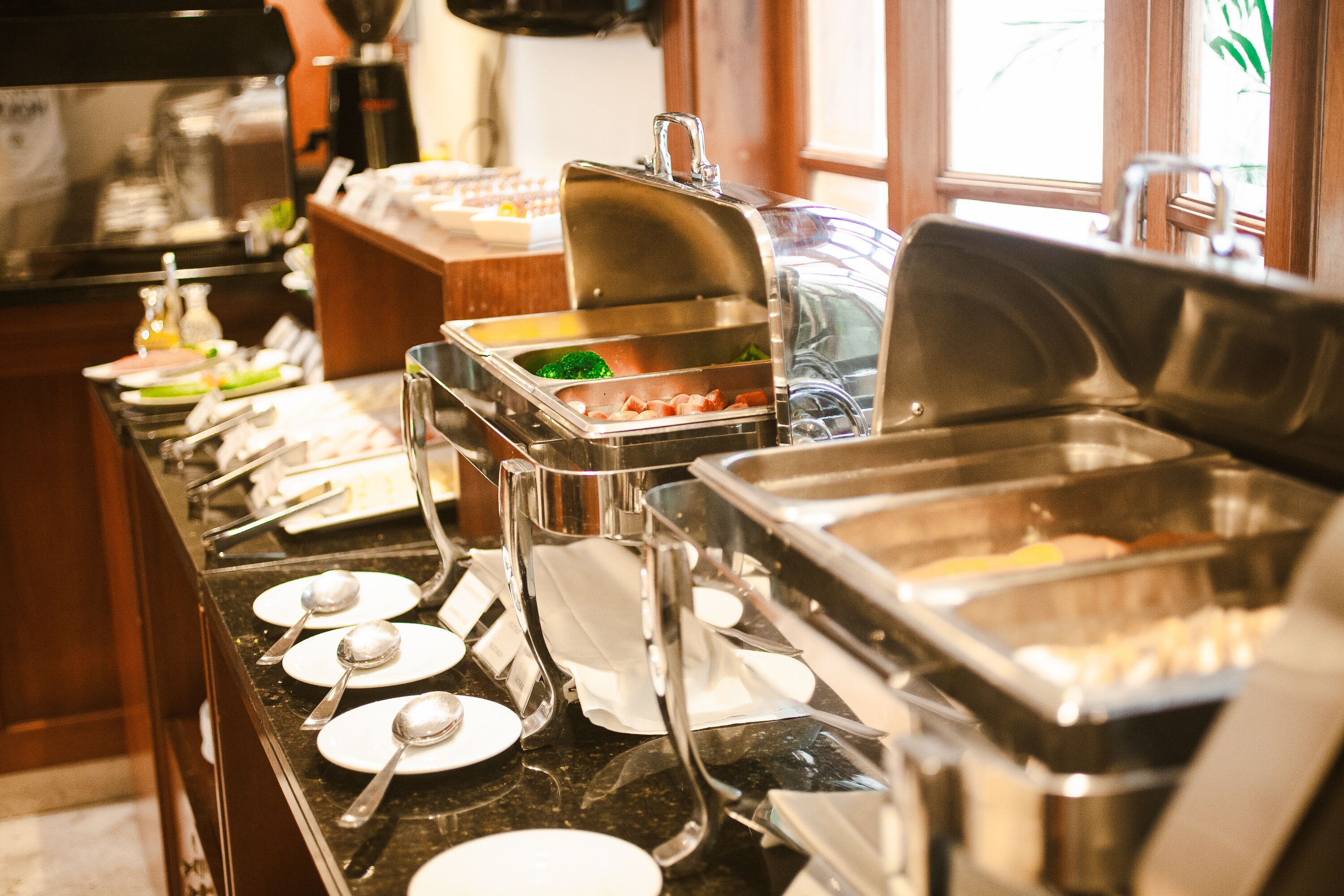 breakfast, lunch, dinner served; international cuisine