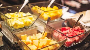 Tres recipientes de vidrio con fruta cortada en cubos, cada uno con una cuchara.