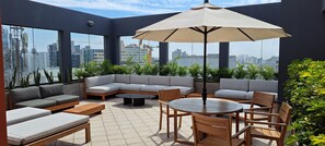 Outdoor pool, pool loungers - Los Tallanes Hotel & Suites (Lima)