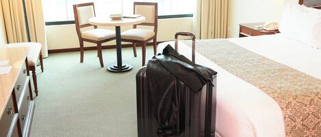 Bar mini, peti besi dalam bilik, meja, kalis bunyi