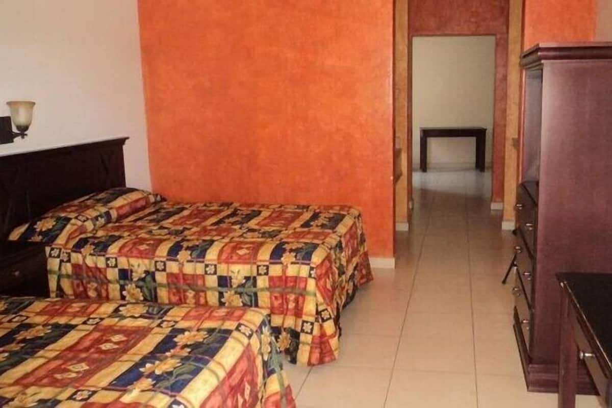 Habitación doble clásica, 2 camas matrimoniales | Escritorio y wifi gratis