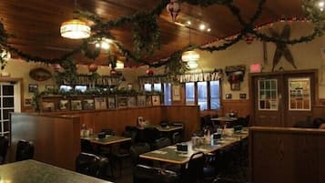 2 restaurants, breakfast, lunch, dinner served; American cuisine