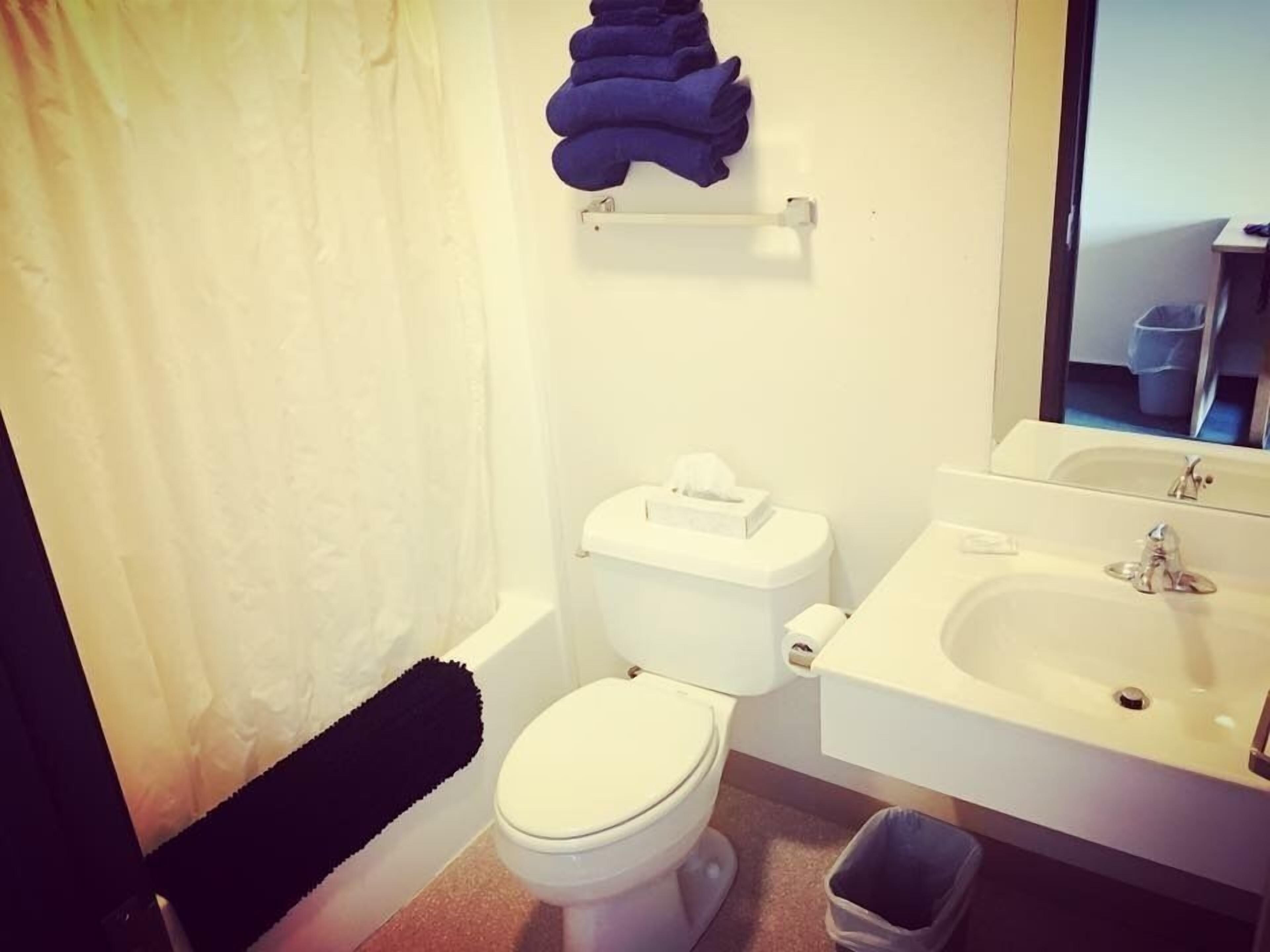 Kombinasi shower/bathtub dan handuk