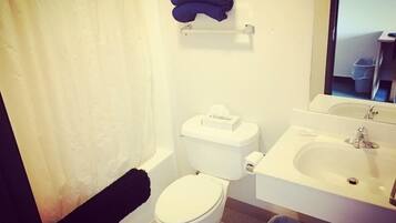 Combined shower/tub, towels