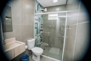 Shower, towels - Hotel Pinheirinho (Curitiba)