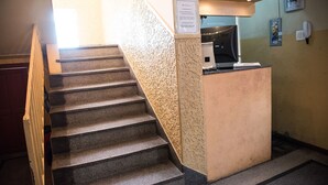 En receptionsdisk med en skylt där det står ”RECEPTION” och en dator.