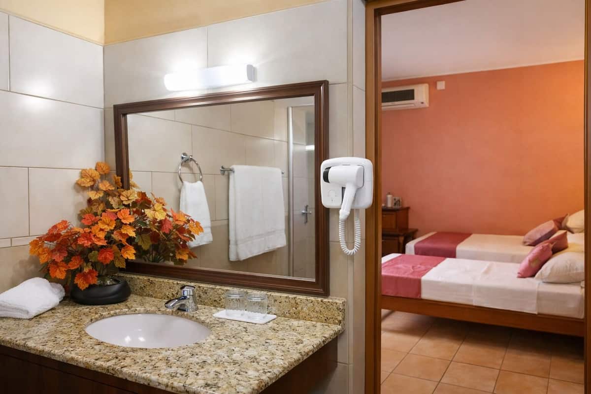 Chambre triple Deluxe | Coffre-fort, accĂšs au Wi-Fi (inclus), literie fournie