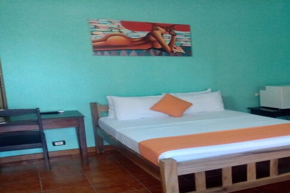 In-room safe, WiFi (free), bed sheets