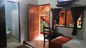 Standard Triple Room | In-room safe, free WiFi, bed sheets - Hotel El Maltese – Lakefront (Granada)