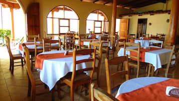 Desayuno de cocina local (USD 4 por persona)