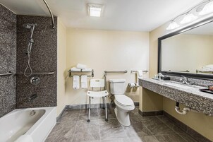 Quarto, 1 cama King, acessível, para não fumantes | Escrivaninha, quartos à prova de som, ferros/tábuas de passar roupa