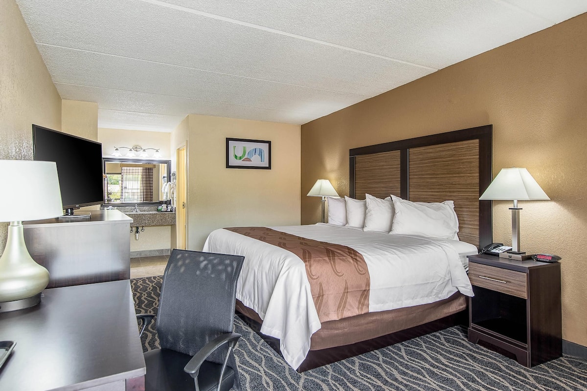 Standard Room, 1 King Bed, Non Smoking | Desk, soundproofing, iron/ironing board, free WiFi