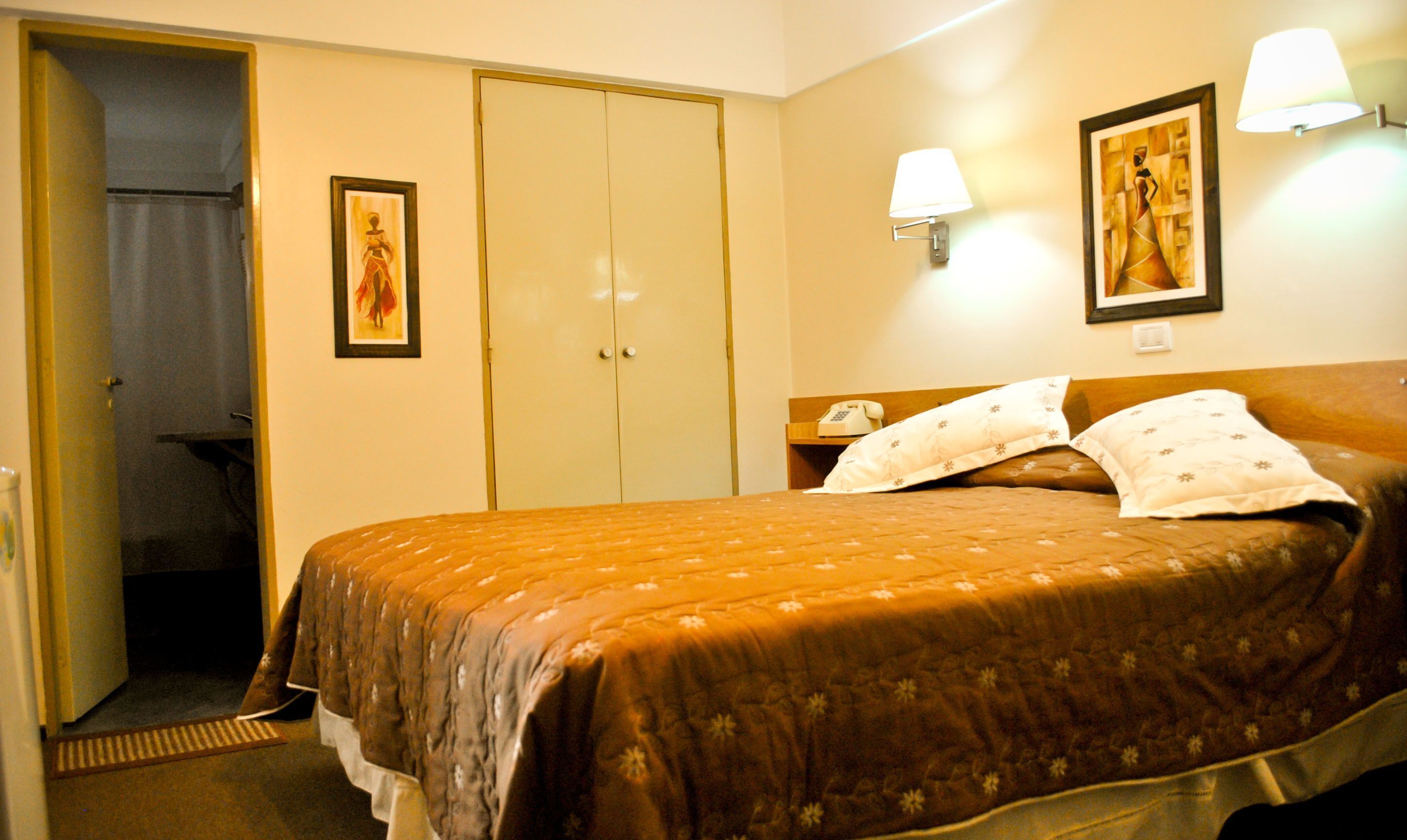 Minibar, safe på rommet, wi-fi (inkludert) og sengetøy