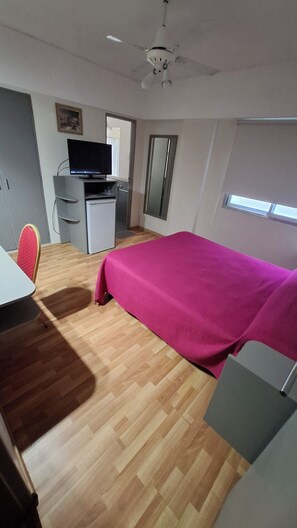 Doppelzimmer, 1 Queen-Bett | Minibar, Zimmersafe, kostenloses WLAN, Bettwäsche