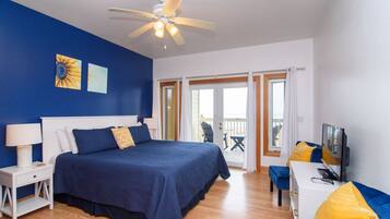 Rom – deluxe, balkong, utsikt mot bukt | Sengetøy av topp kvalitet, individuelt dekorert og individuelt innredet