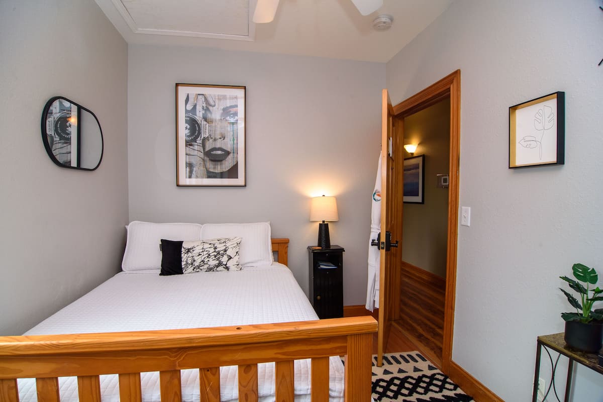 Habitación básica, vista al jardín | Ropa de cama de alta calidad y decoración personalizada