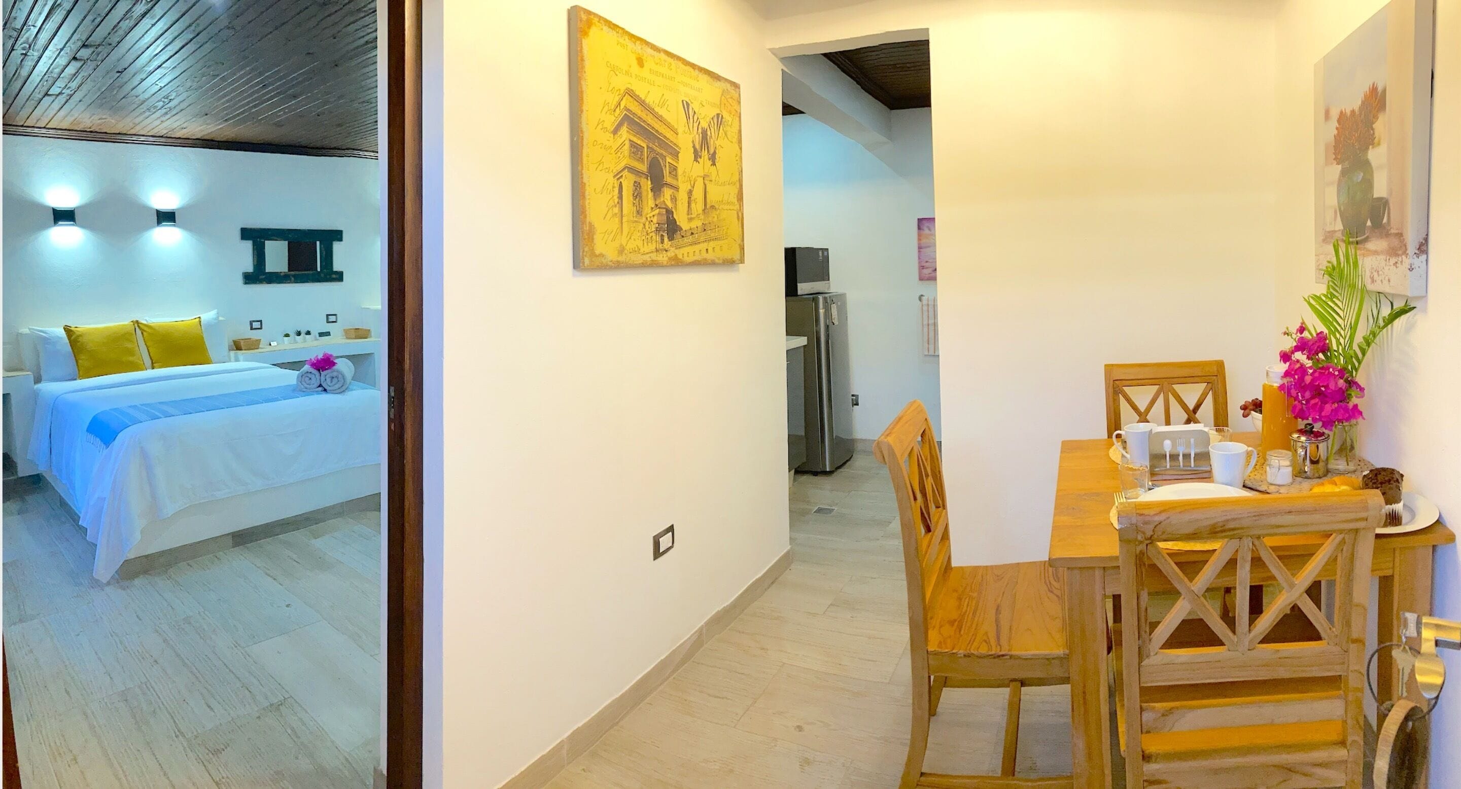 Une chambre d’hôtel comprenant un lit, une table de chevet et un coin repas avec une table et des chaises.