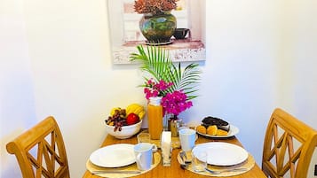 Deluxe Apartment, Private Bathroom, Courtyard View (APARTMENT 1) | Dining room