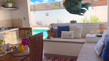 Televisión de pantalla plana, mesa de ping pong, piso con calefacción