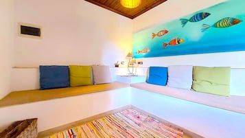 Deluxe-huoneisto, esteetön, oma kylpyhuone (APARTAMENTO 2) | Oleskelualue | Taulutelevisio, pöytätennispöytä, lämmitetyt lattiat