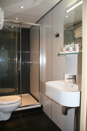 Family Room | Bathroom | Free toiletries, towels - Hotel Het Galjoen (Dronten)