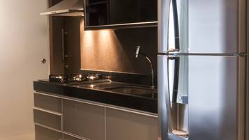 Apartamento premier, 3 quartos | Cozinha privada | Geladeira, micro-ondas, cooktop, cafeteira/chaleira