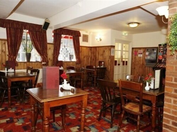 Pub, al fresco dining, open daily