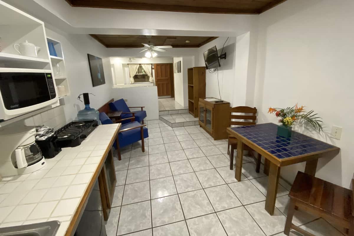 A/C Apartment, Garden Area | 1 Schlafzimmer, Zimmersafe, individuell dekoriert