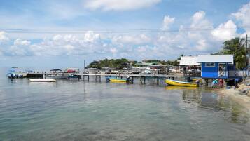 Tæt på stranden, hvidt sand, badehåndklæder