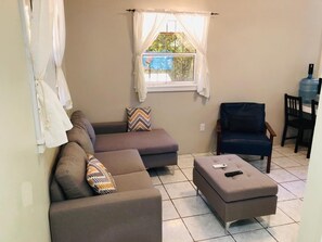 Deluxe-Apartment, Mehrere Betten, Kochnische, Gartenblick | Wohnbereich