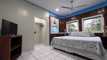 Deluxe-lejlighed - flere senge - tekøkken - udsigt til have | 1 soveværelse, pengeskab på værelset, individuelt design