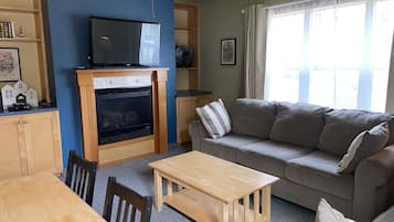 Suite, 2 Schlafzimmer, Küche | Wohnbereich | LCD-Fernseher, Kamin, DVD-Player