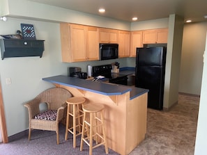 Suite, 1 chambre, cuisine | Cuisine privée | Réfrigérateur, micro-ondes, batterie de cuisine, vaisselle et ustensiles