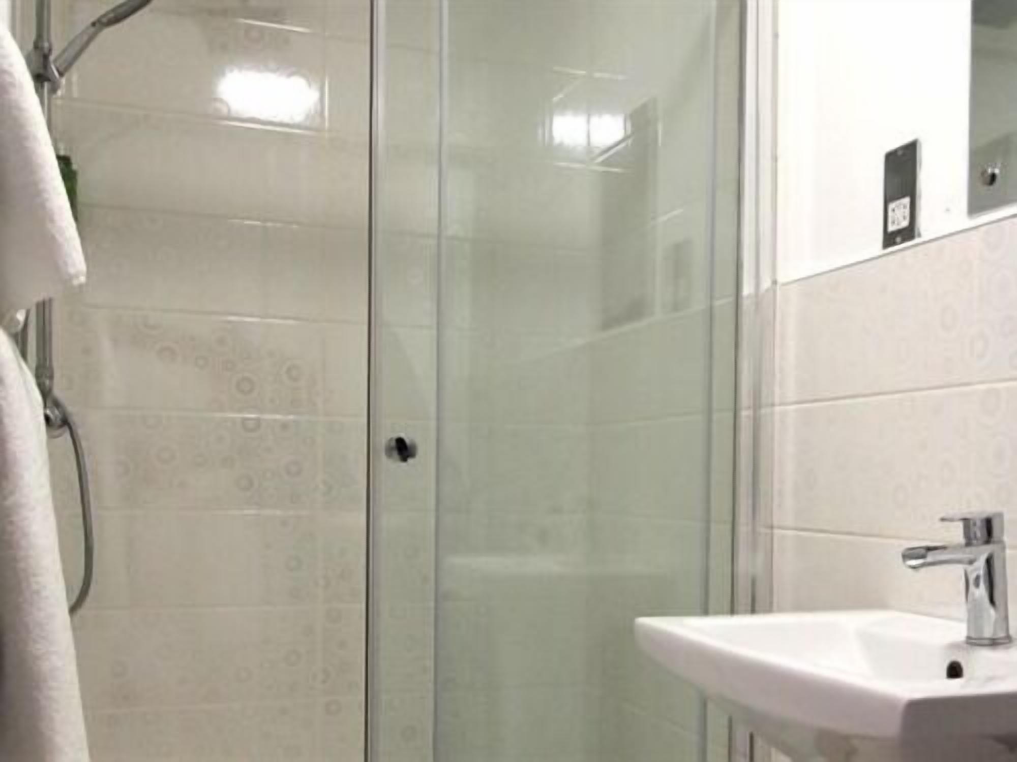 superior triple room, ensuite | bathroom