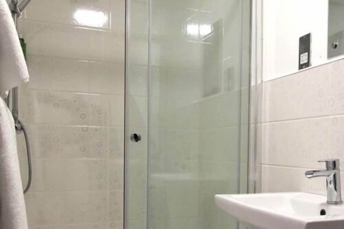 superior triple room, ensuite | bathroom