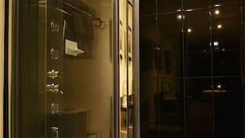 Ensemble douche/baignoire, articles de toilette gratuits, sèche-cheveux