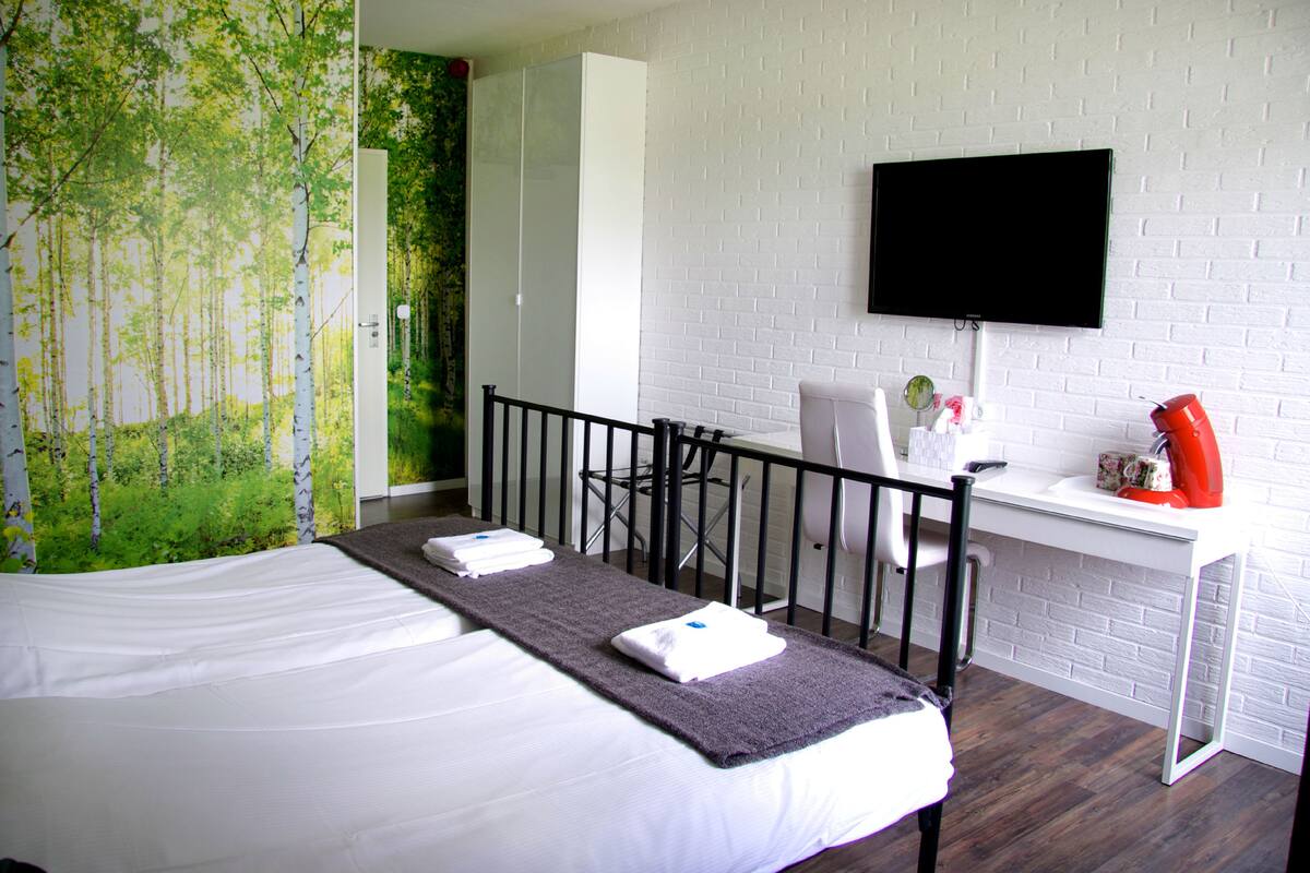 desk, cots/infant beds, rollaway beds, free wifi