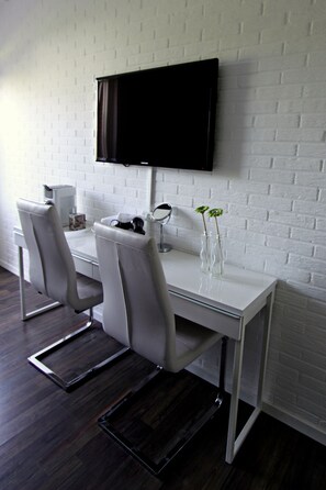 Escritorio, cunas, camas plegables/adicionales y wifi gratis 